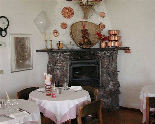 Hotel Ristorante Sassi Rossi Taceno Exterior photo